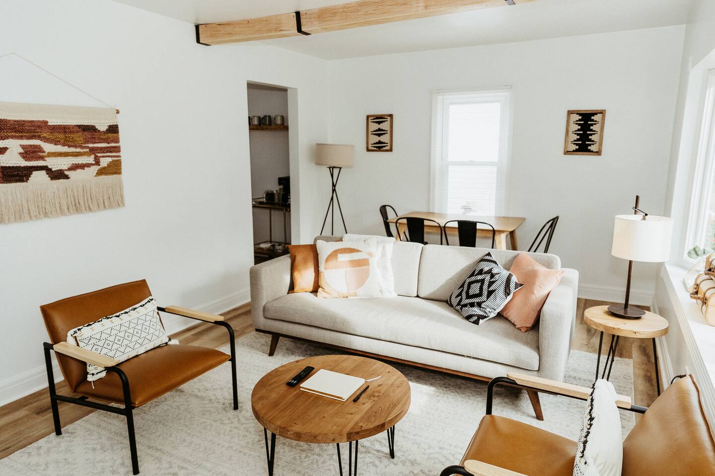 "The Lynn" Modern Urban Stay w/ Backyard - Holiday Home