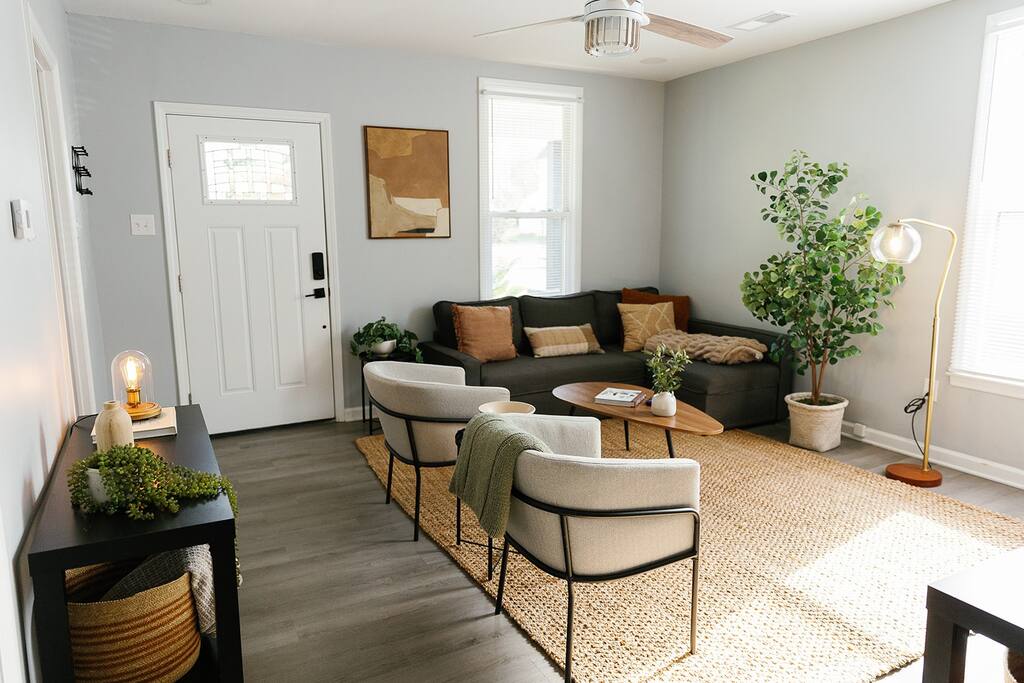 "The Homestead" UPSCALE STAY - Downtown with Yard