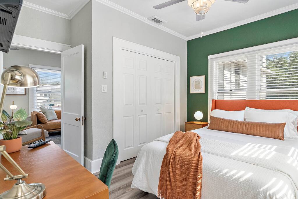 Sunny Apartment Near Downtown in Old Northeast