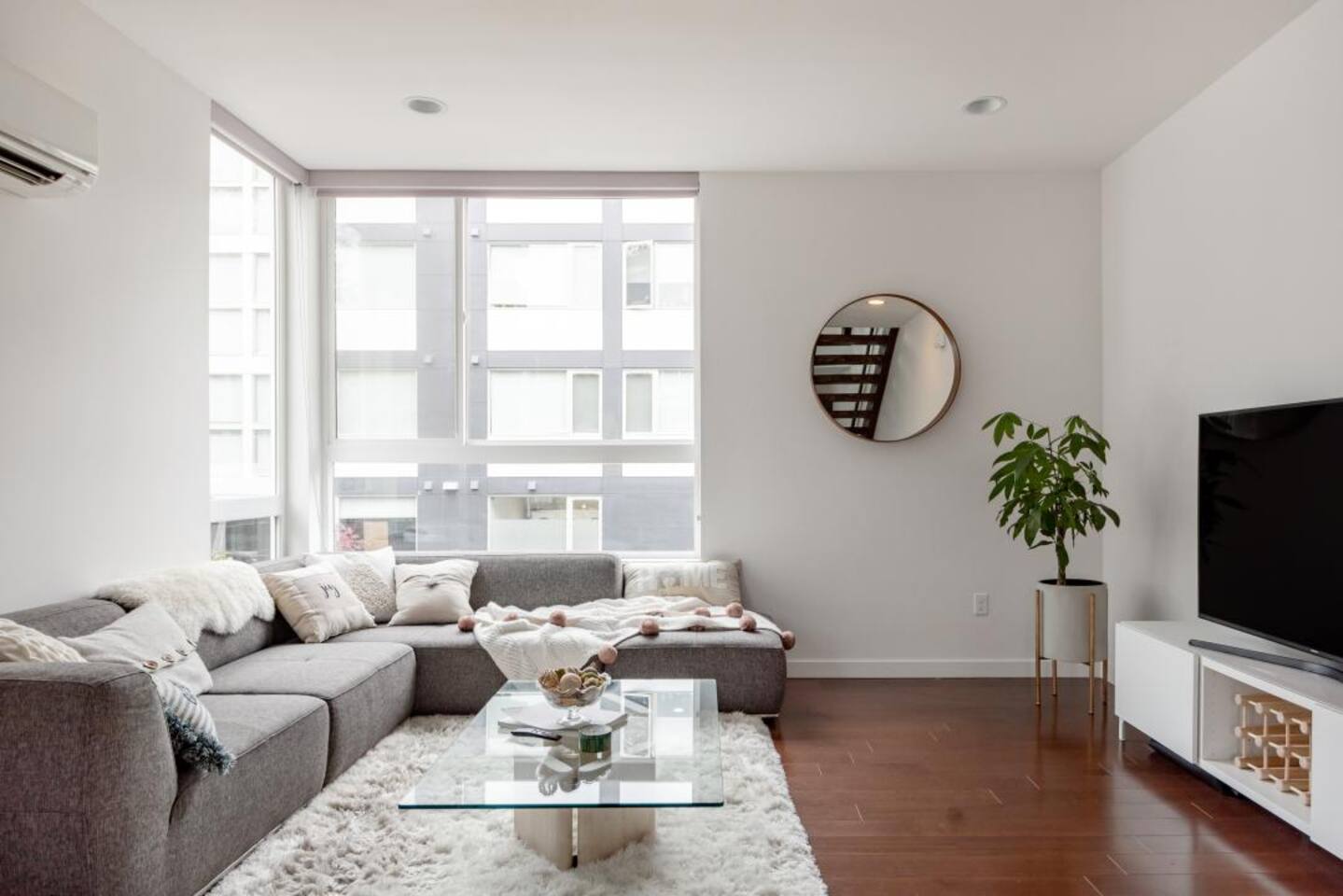 Trendy Seattle 4BR Loft – Rooftop Views & Parking