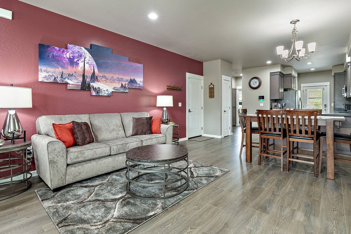 Galaxy-Themed, Fastest WiFi, 3 King Beds Home