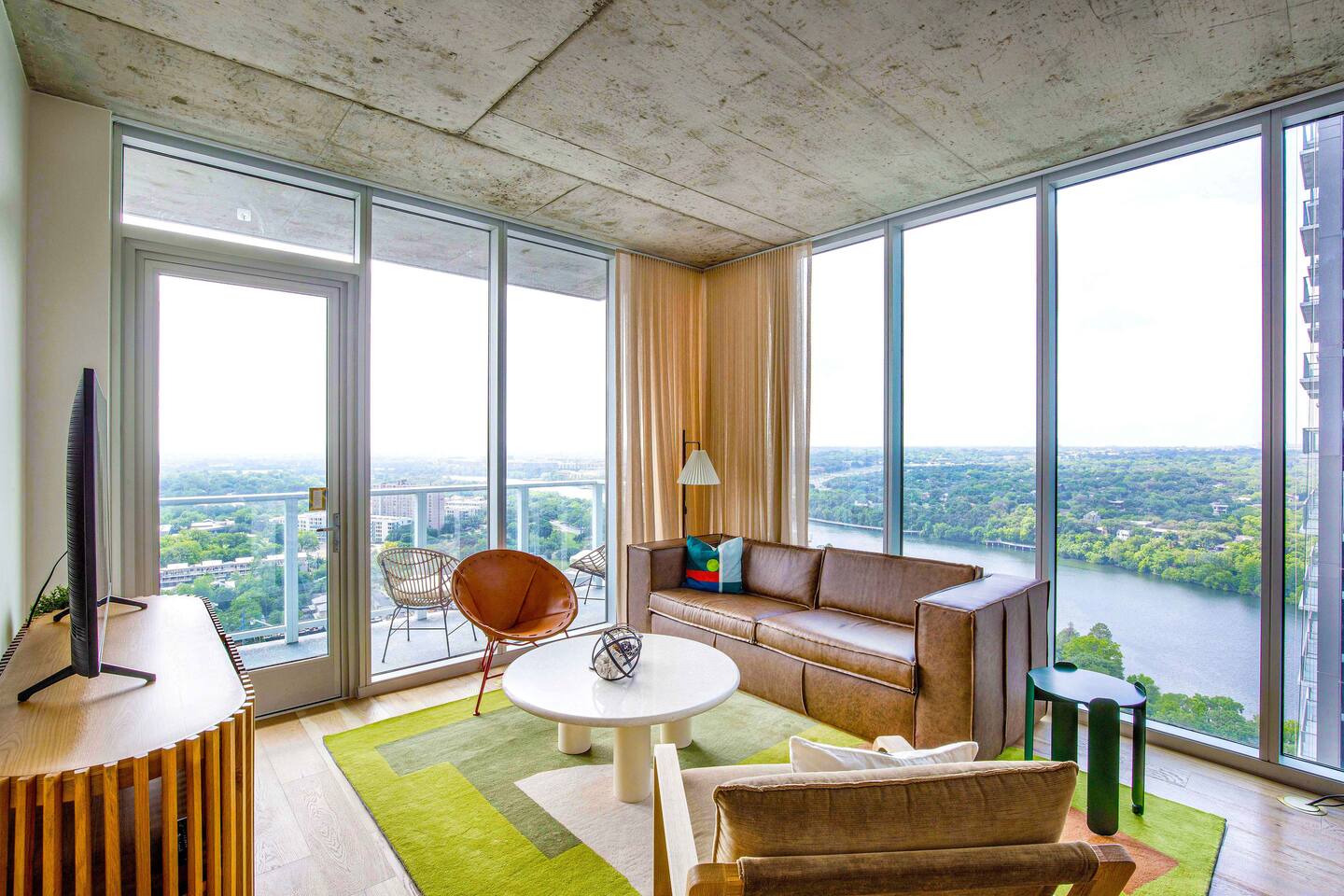 Luxury Condo Walk to Rainey St & Lake, Pool & Gym