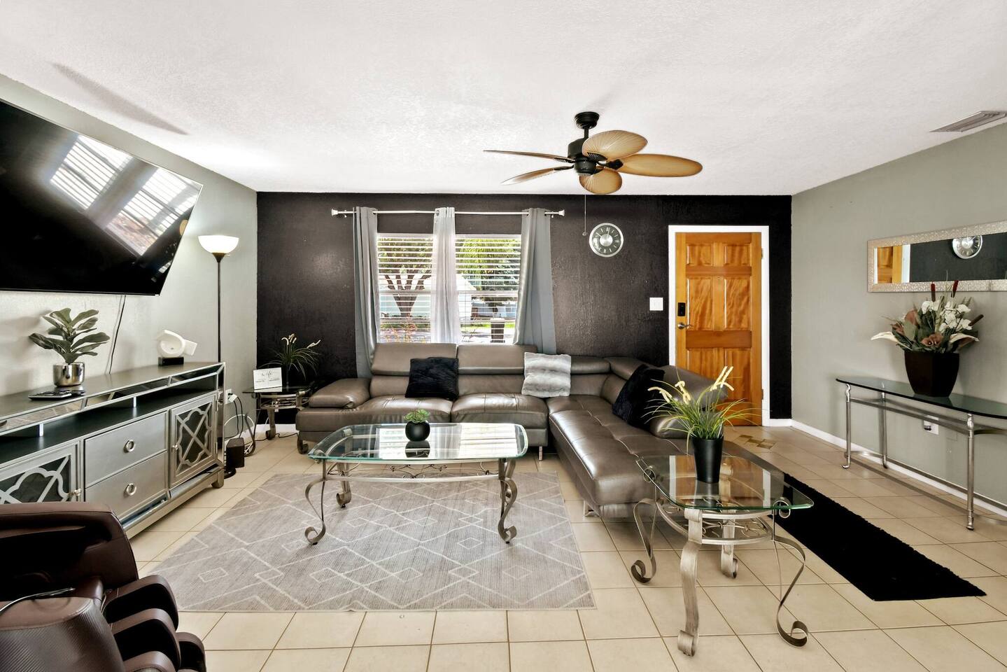 Relaxing Retreat - Massage Chair,Games,Fenced Yard