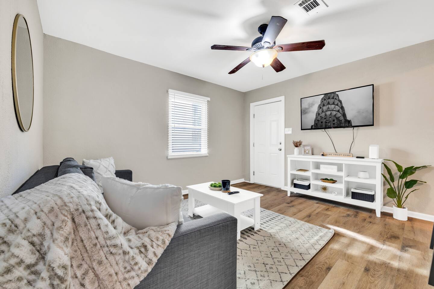 2BR Near Georgia Aquarium & Downtown | Parking