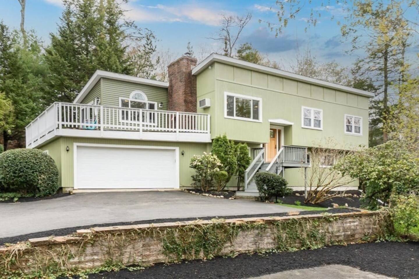 Manchester by the Sea|Outdoor Fireplace|King Bed