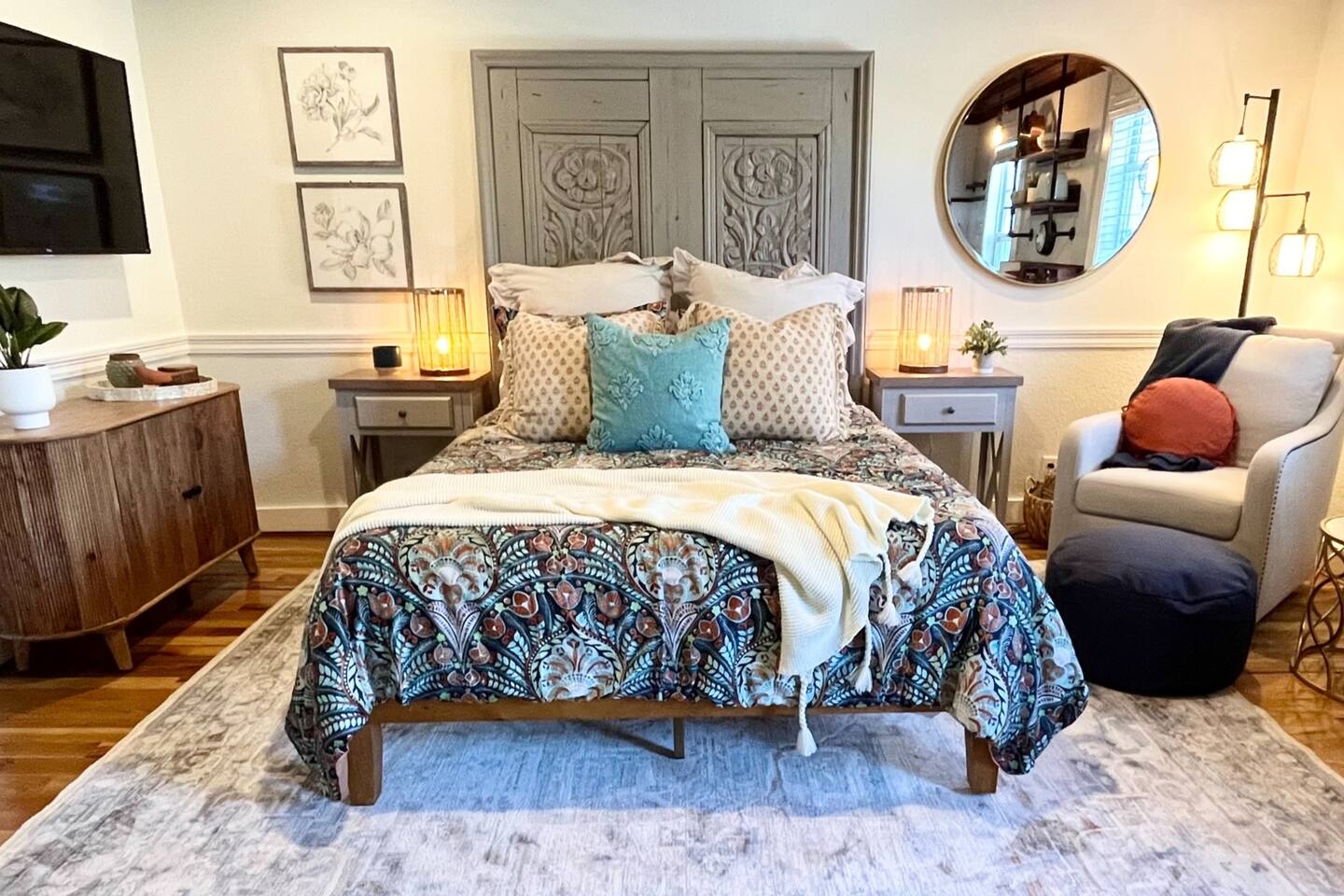 Eclectic Downtown Studio w/Free Parking