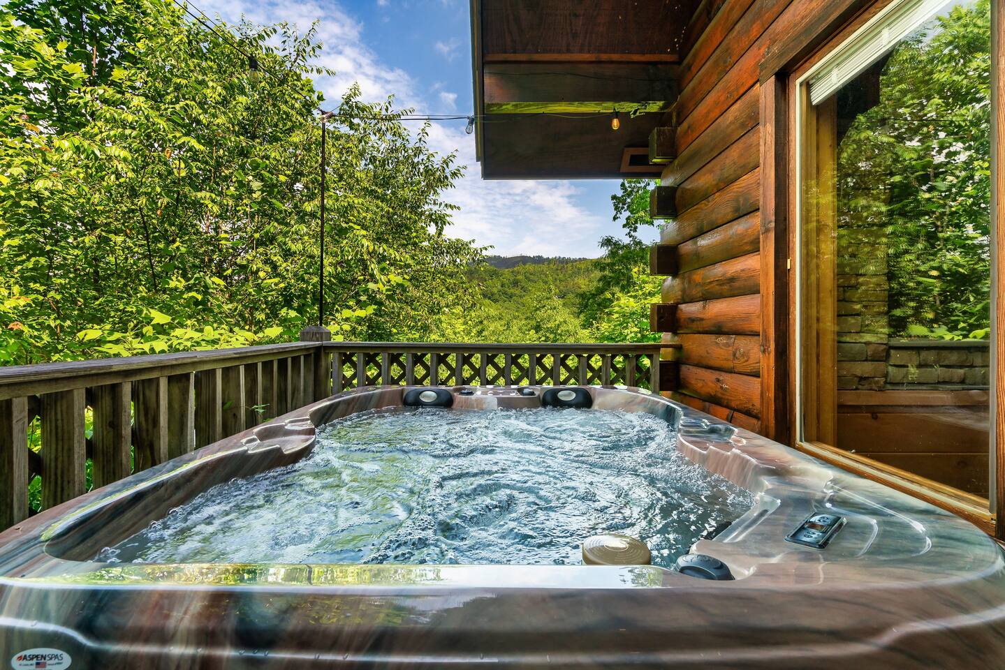 🍁MOUNTAIN VIEWS ⛰ HOT TUB/ POOL TABLE🎱 WiFi