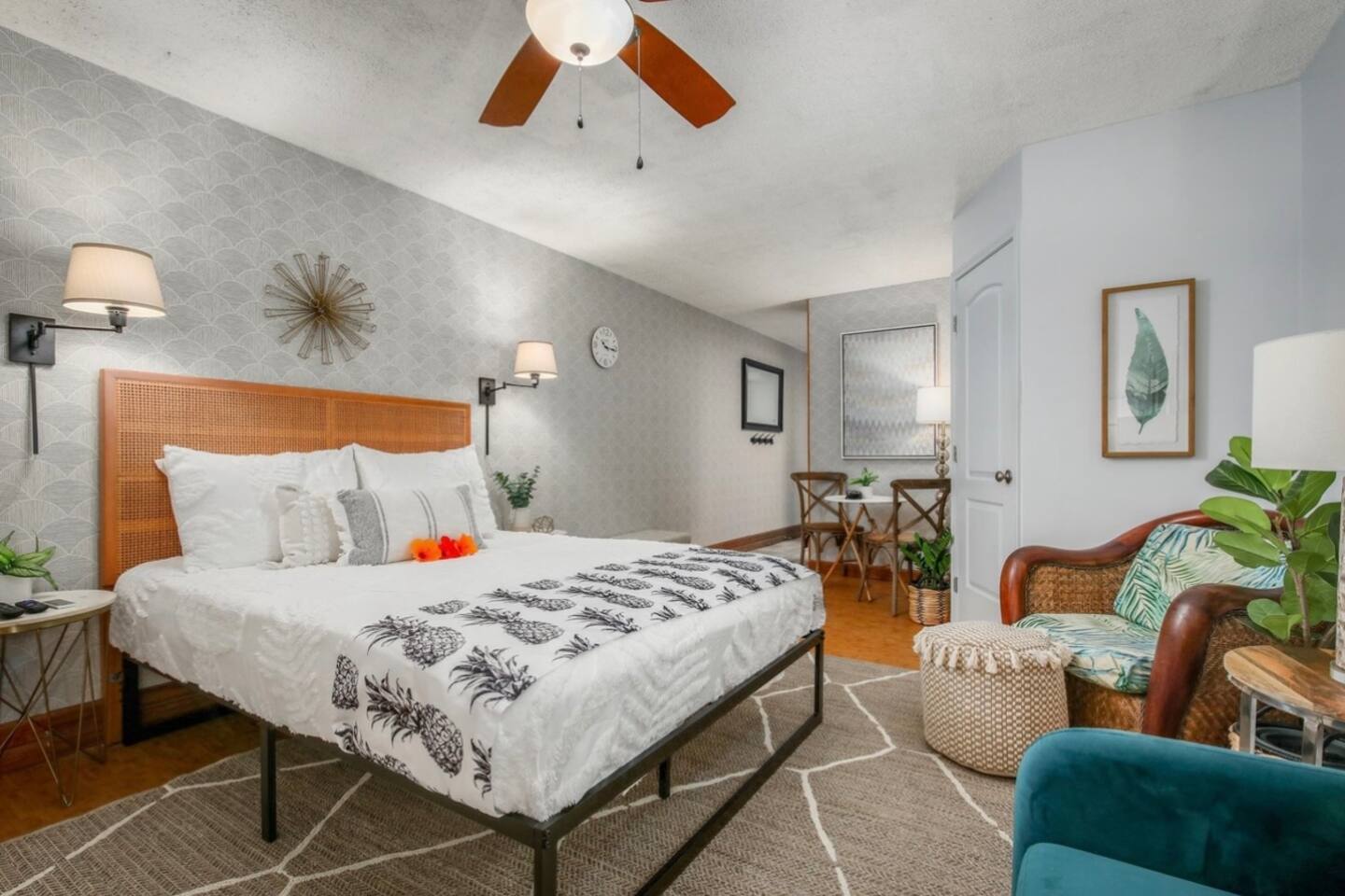 Air Conditioned Beach-Front Gem in Kona Town!