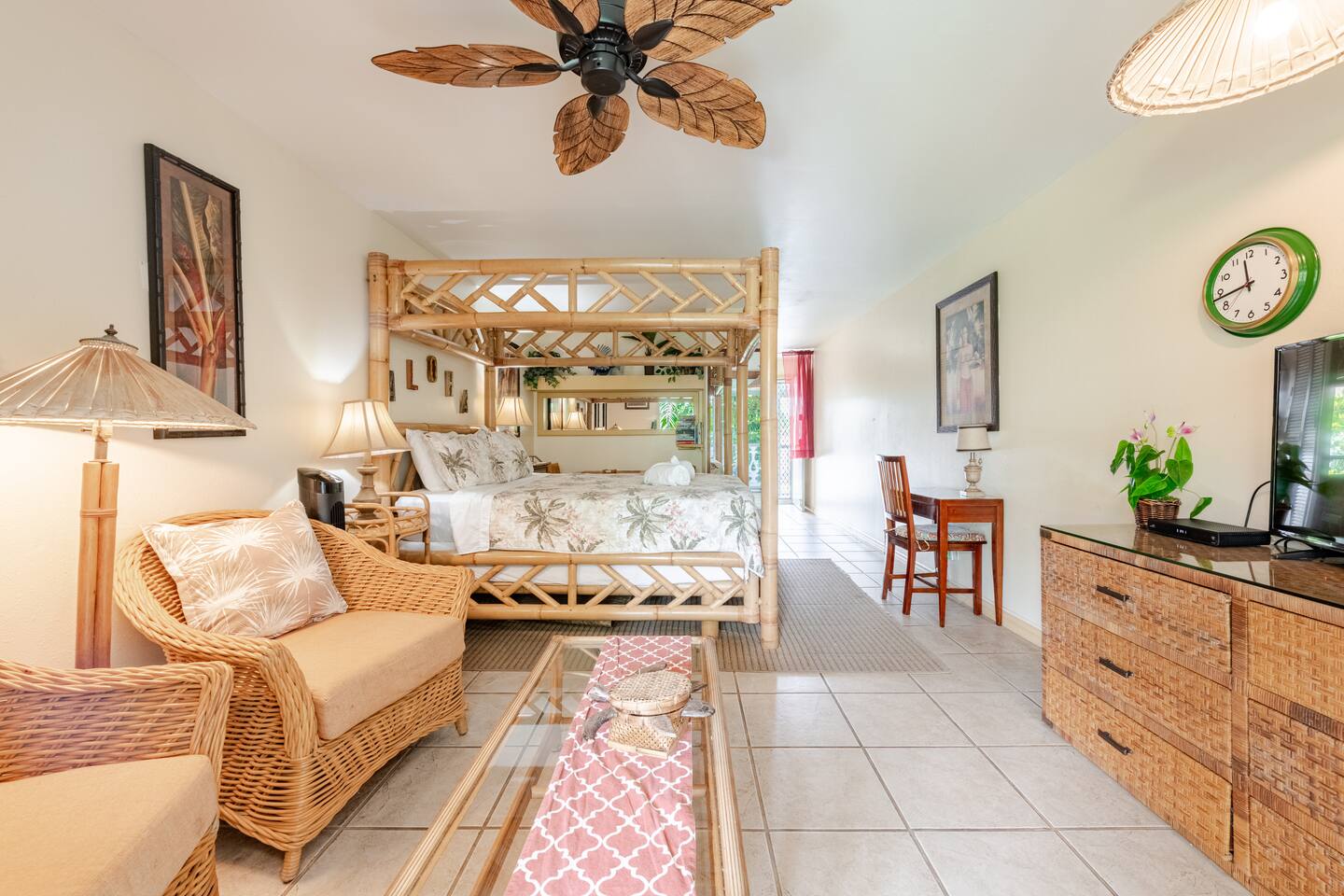 Walk around KonaTown Restaurants Beach!