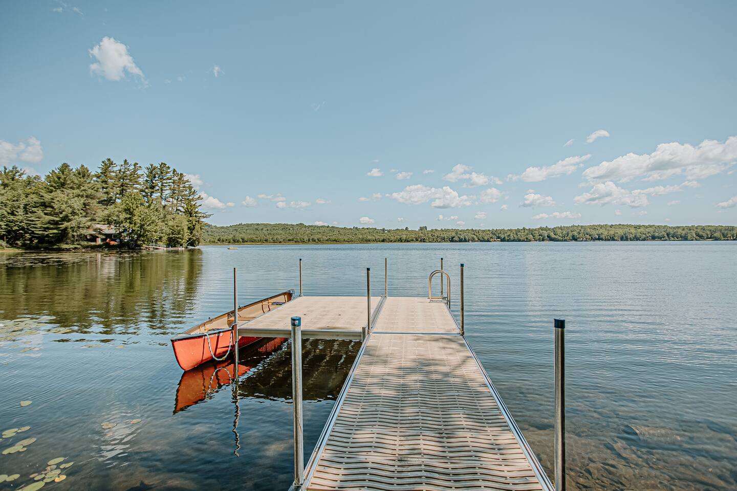Private, Modern 4 Bedroom Lakefront Escape