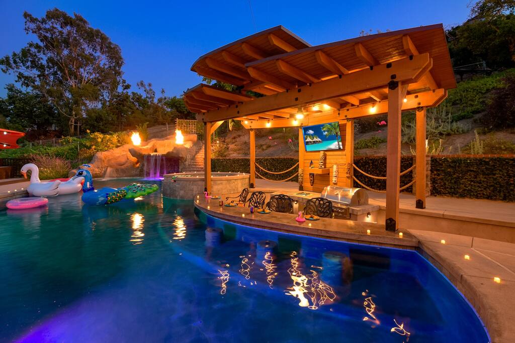8BR Estate! Pickle Ball, Water Slide, Basketball!