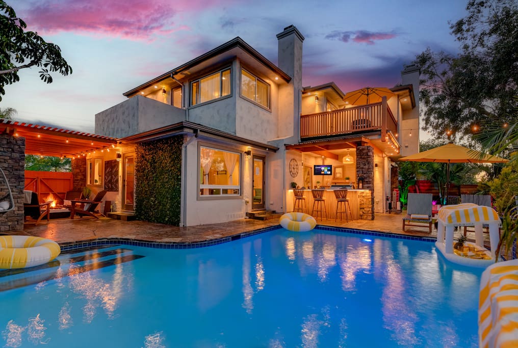 Luxury Oasis! Pool/Jacuzzi & Prime Location!