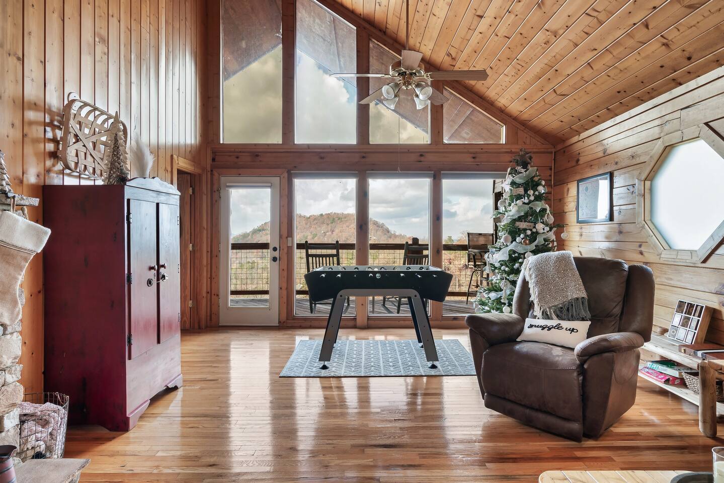 Romantic Cabin with Views, King Bed & Hot Tub