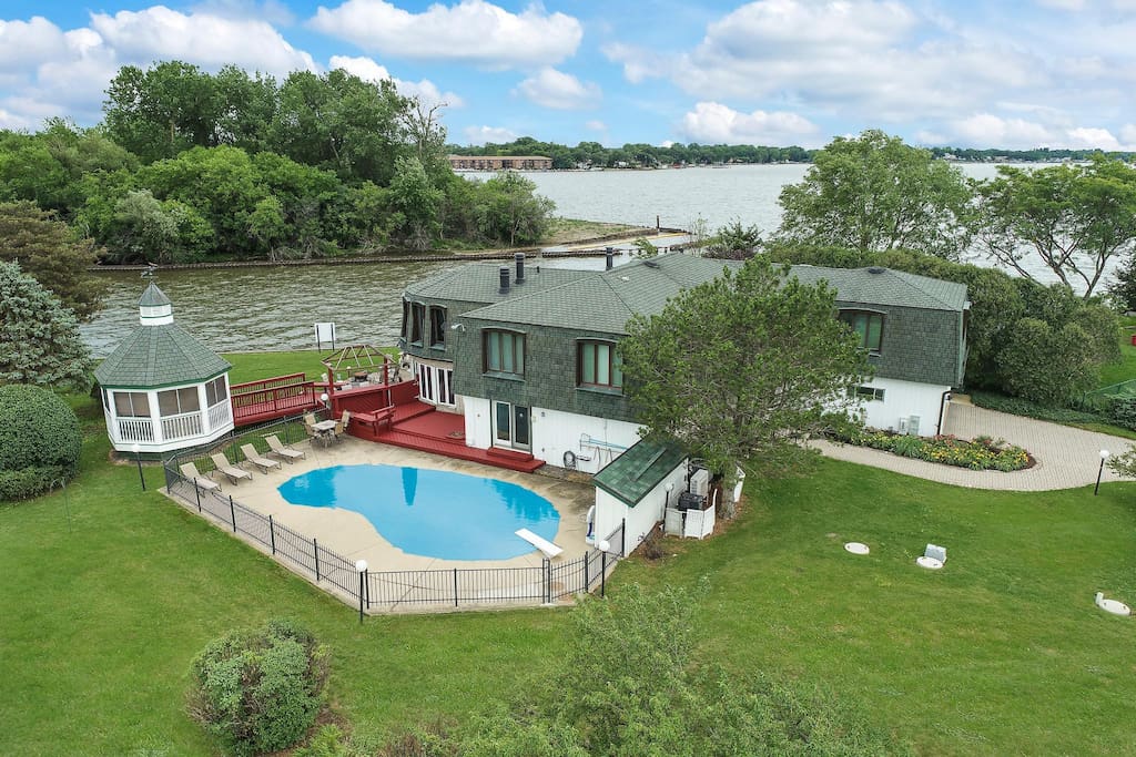 Lakefront Estate w/ heated Pool!