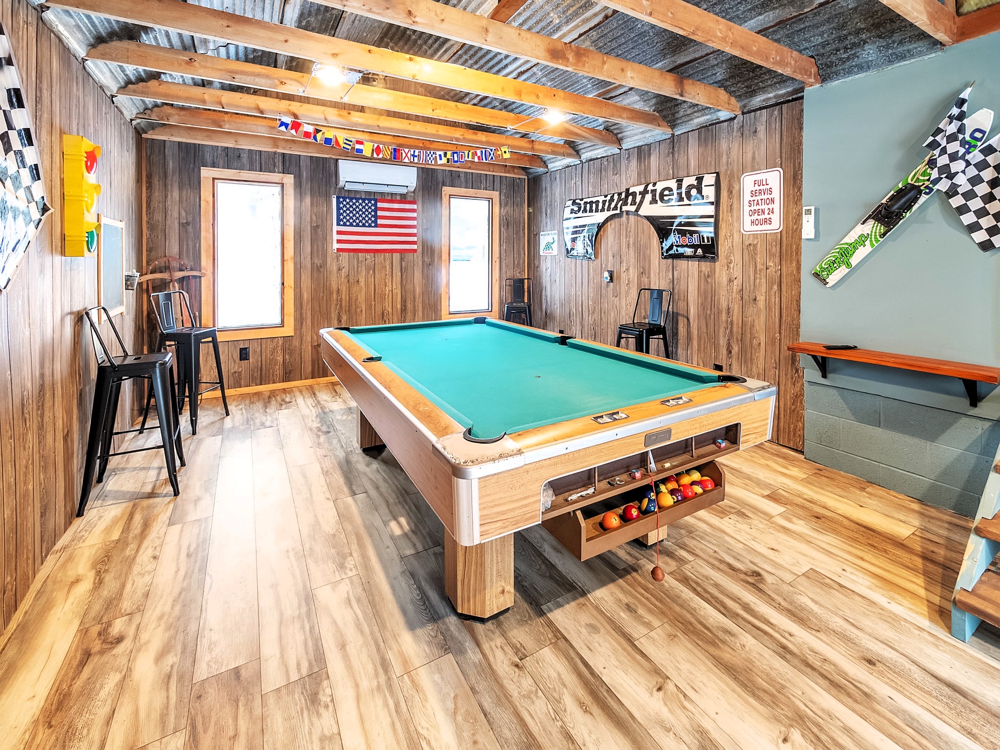 Beechwood Bliss! 3 bdrm -hot tub, wood fireplace