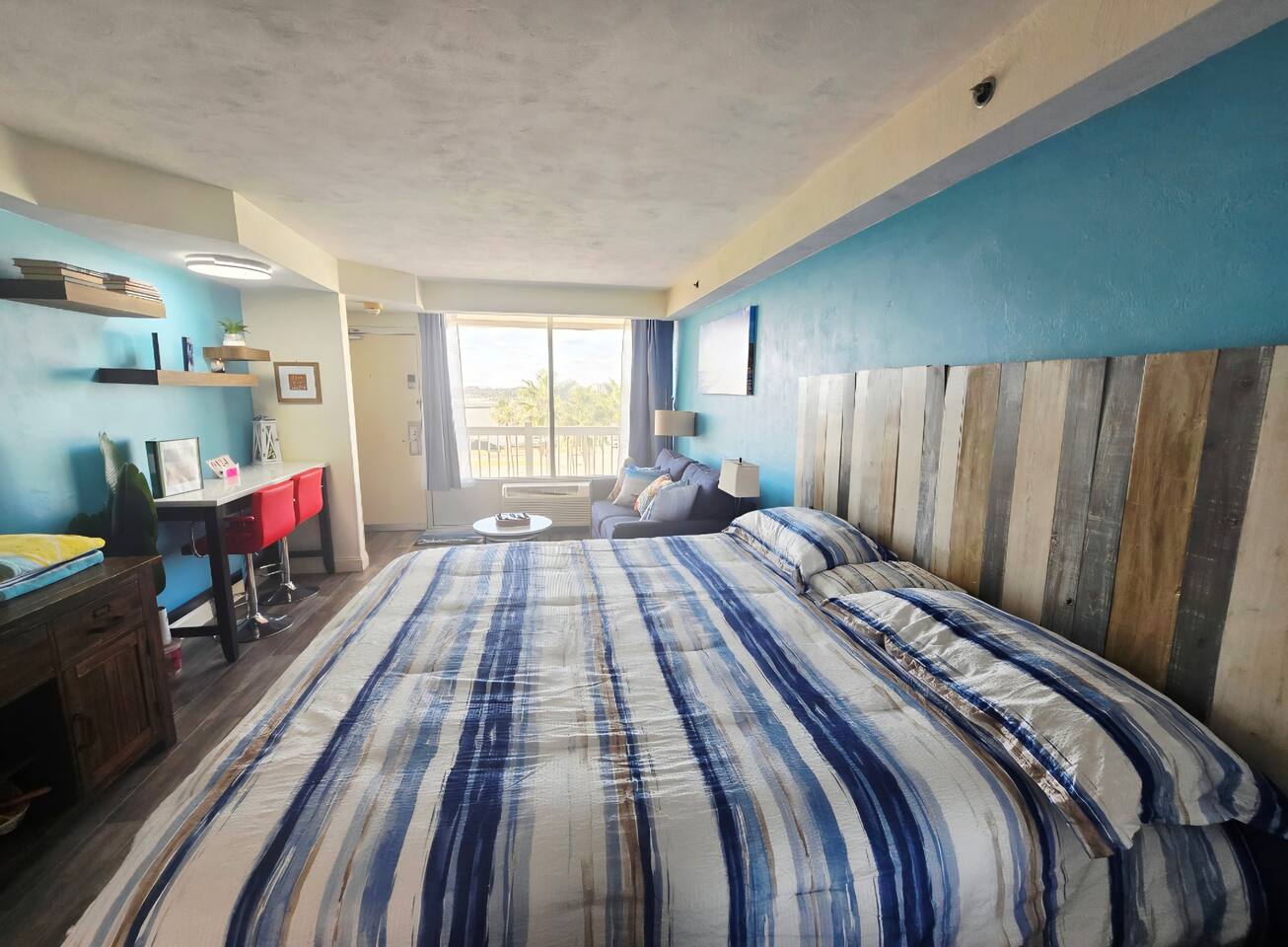 Daytona Beach Couples Retreat King Unit w/kitchen