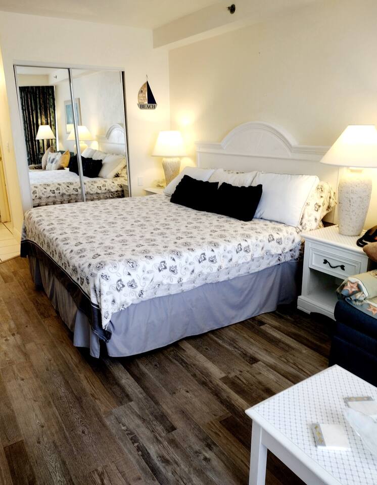 Classy Daytona Beach King Studio w/full kitchen