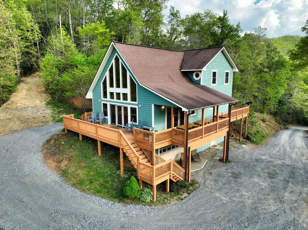 Hilltop Haven | 10 Beds | Hot Tub | Firepit | Pool Table