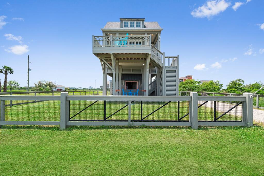 Gulf Views! Pets with Fence! Walk to the Beach!