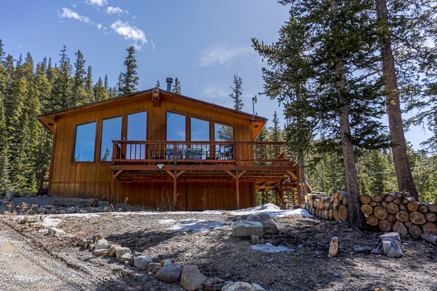 2 bedroom, wood stove, amazing mountain views,