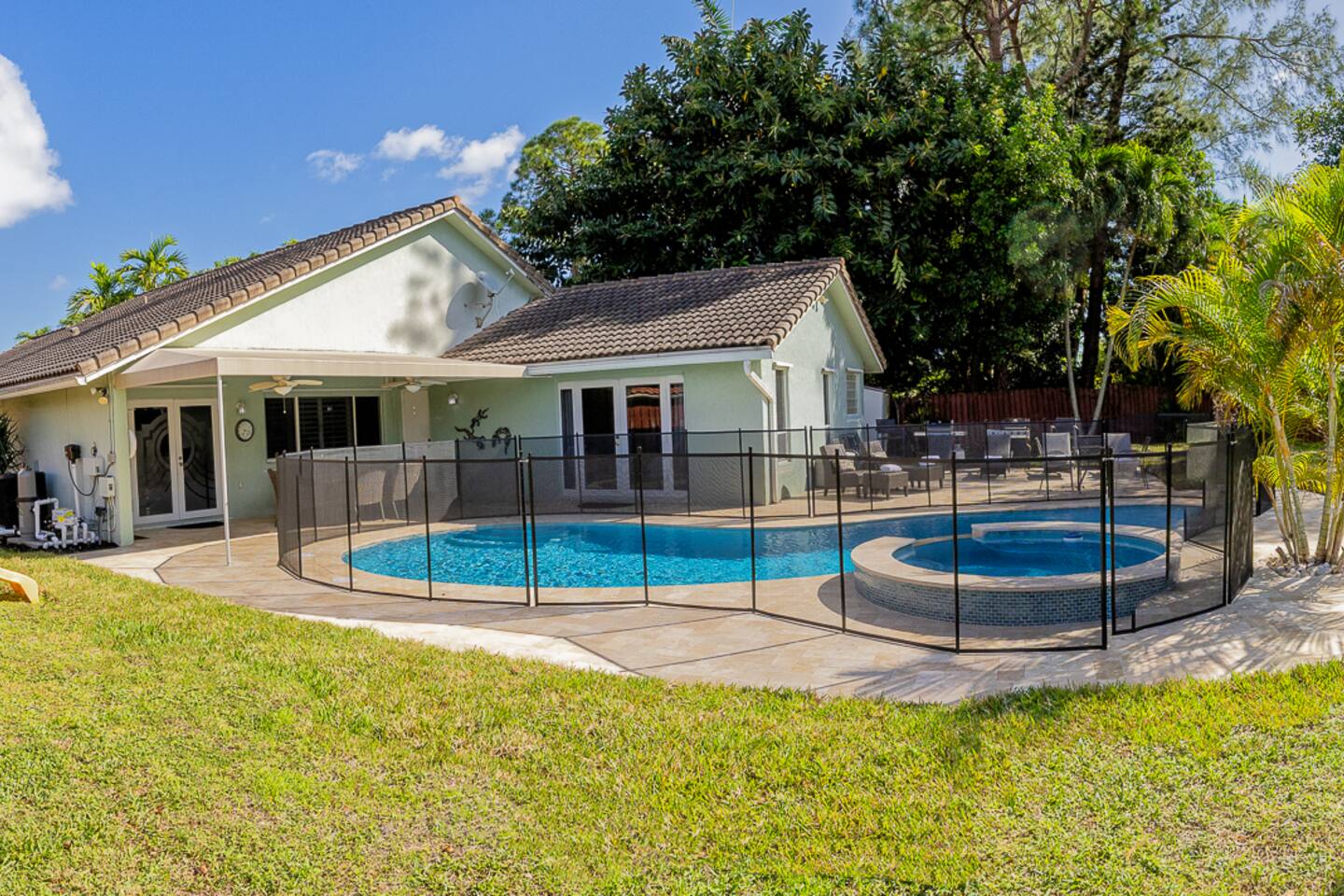 Paradise Home w Pool, Private Yard, Park and Lake!