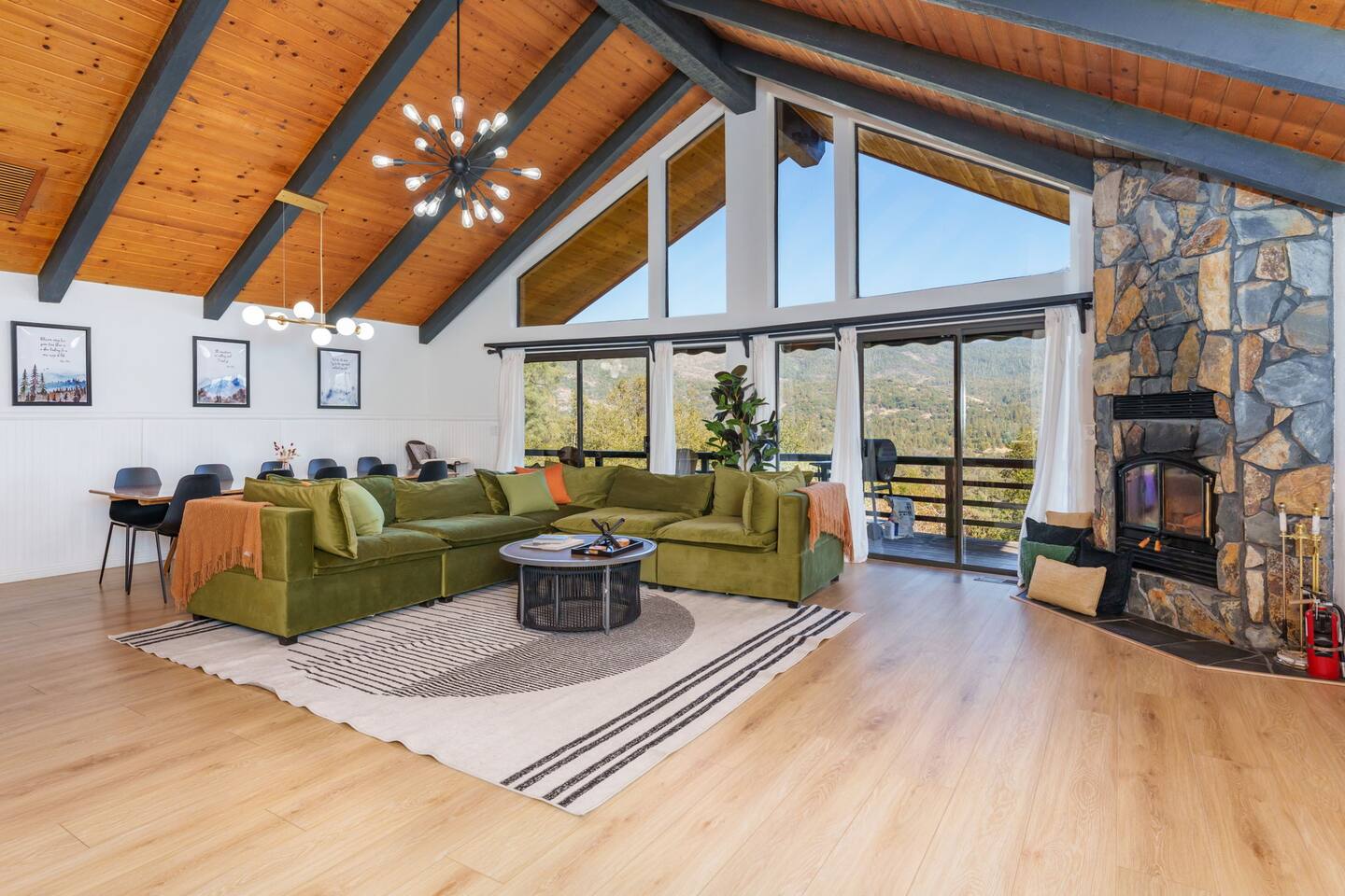 Crescent Chalet - Hot Tub and Views!