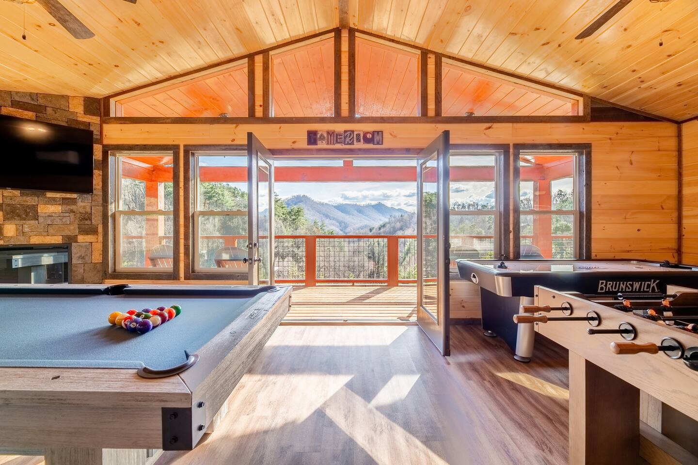 Panoramic Mountain Views w Game Room & Hot Tub