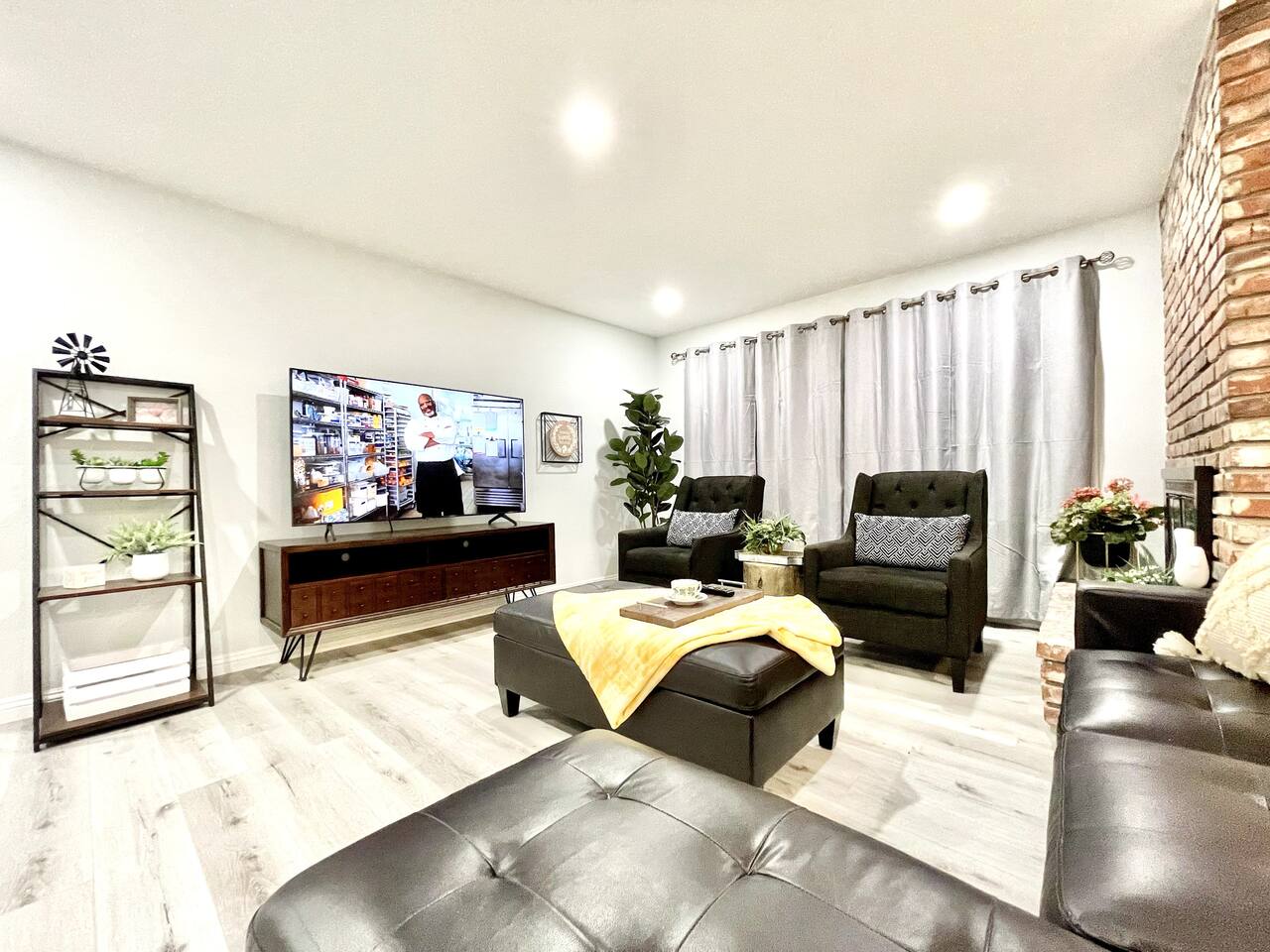 3BR/2BA Near the BLVD - Parking, Laundry, Sleep 8