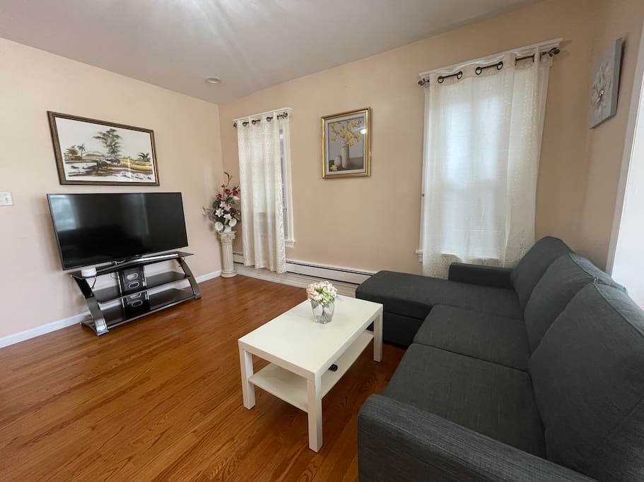 A Quaint Space-Roomy and Convenient 1 Bedroom 1 Bath