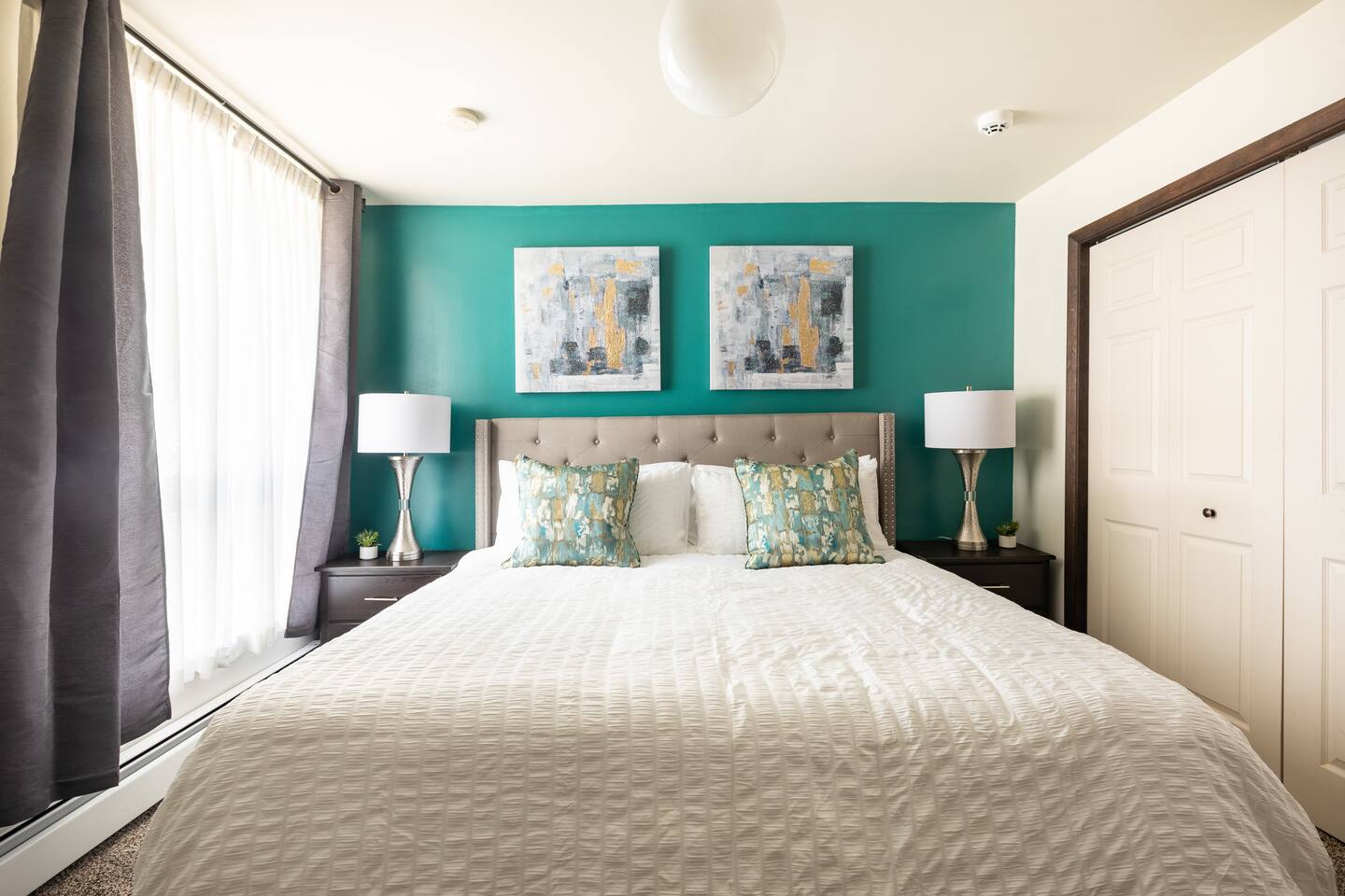 King BD Free Parking 500MBPS WIFI