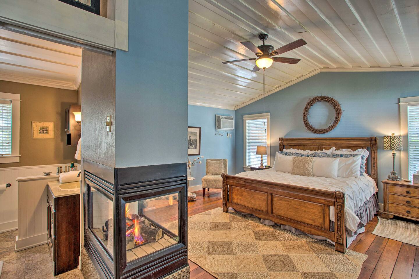 *NEW* Cottage-King Bed/Fireplace/Bikes