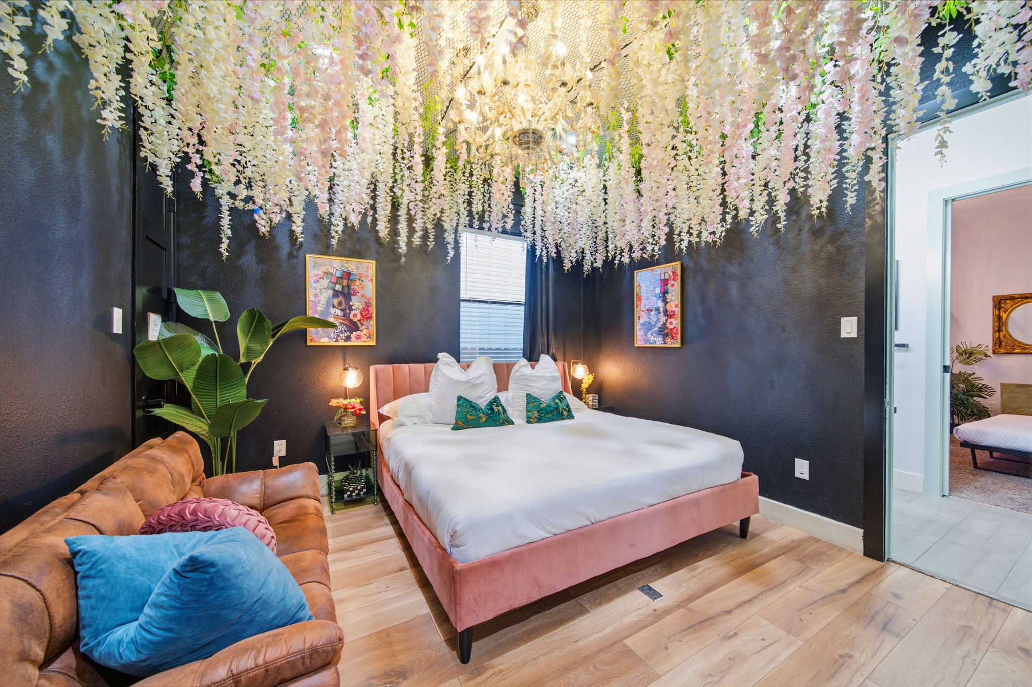 Bloom House ● Luxe Floral Retreat with 12 Beds for Groups, Bachelorettes & Celebrations