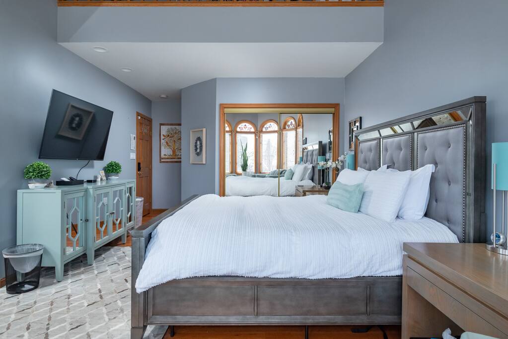 #4 King Master Suite w/ Jacuzzi Tub + Free Parking