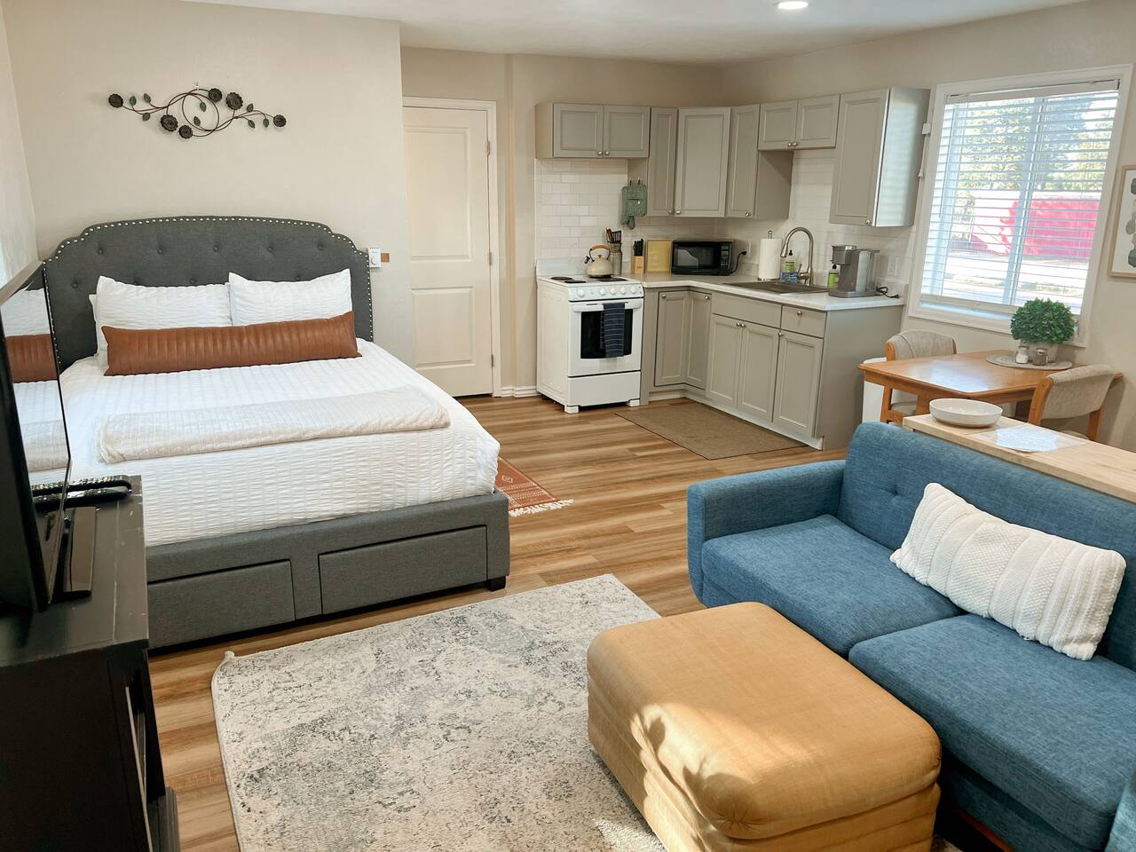 Charming Cabin Studio• steps to Cafe! Fenced patio