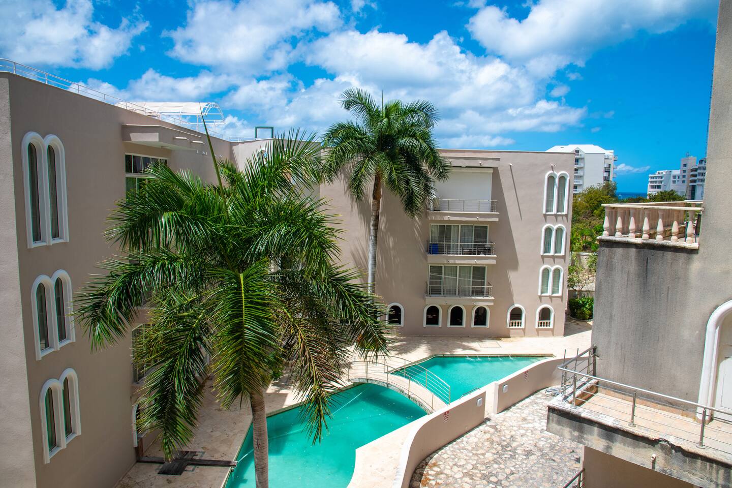 Ocean Bliss: Balcony & Pools & Peloton Bike!