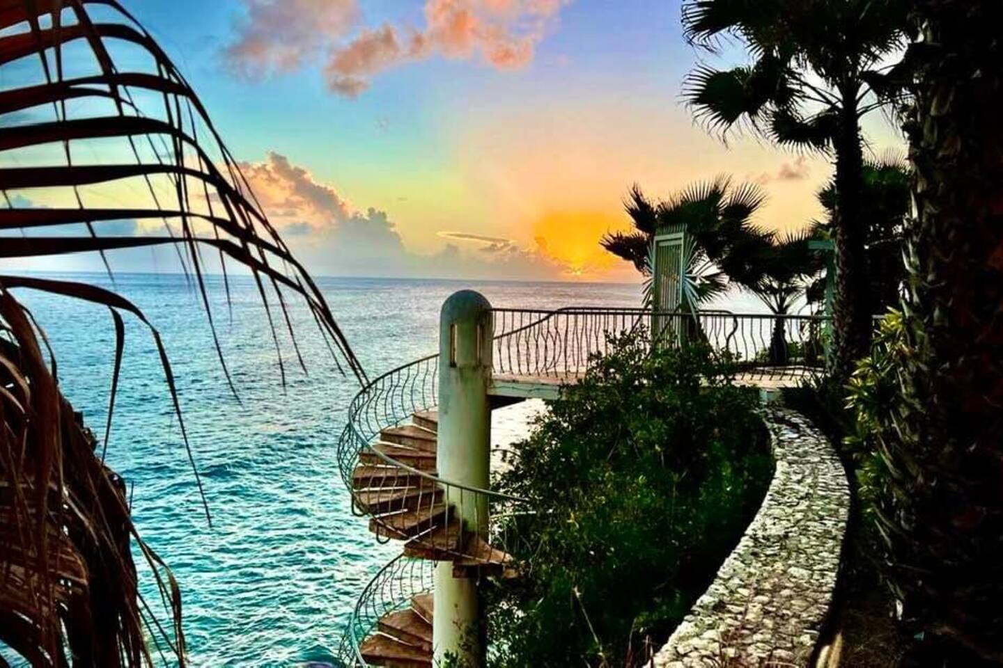 Tranquil Oceanside: Pools & Direct Beach Access