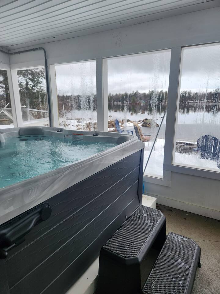 Blue Breeze - Private lakefront w/ Hot Tub