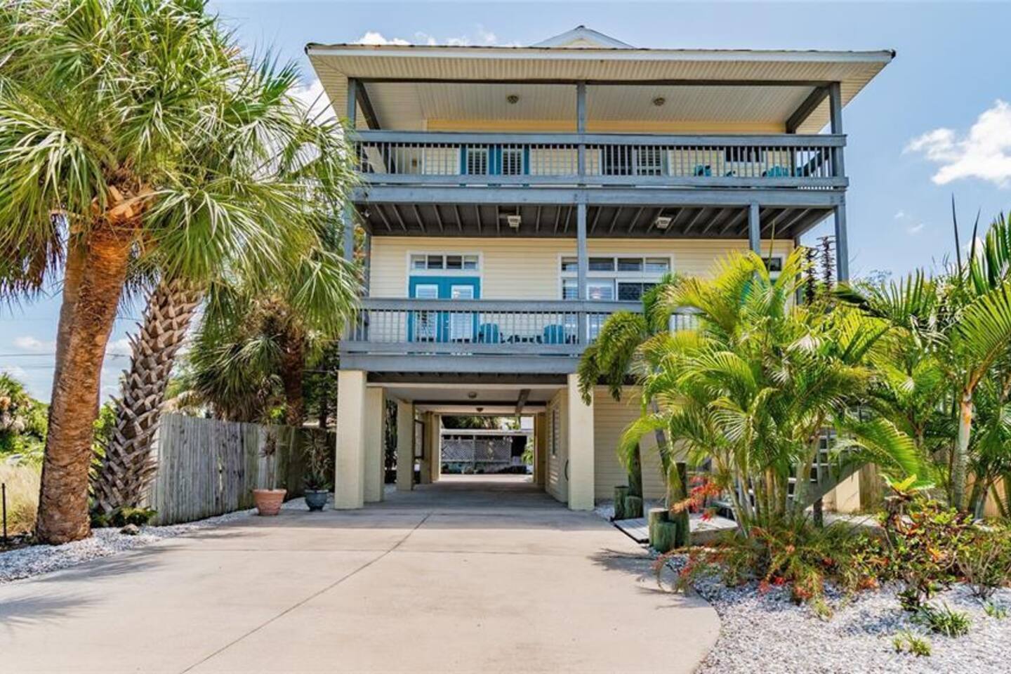 You Belong on a Beach ! Walk to Beach - Food - Bar