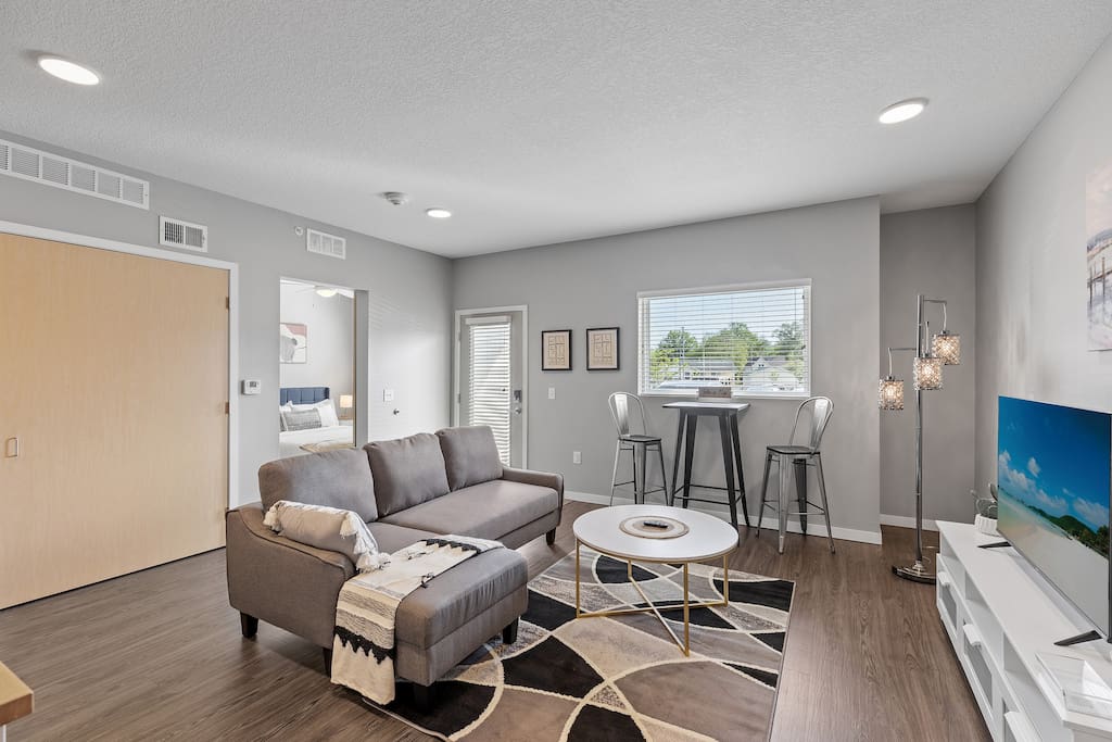 Idyllic 1B | Ample Parking • WiFi + Gym • Near DT