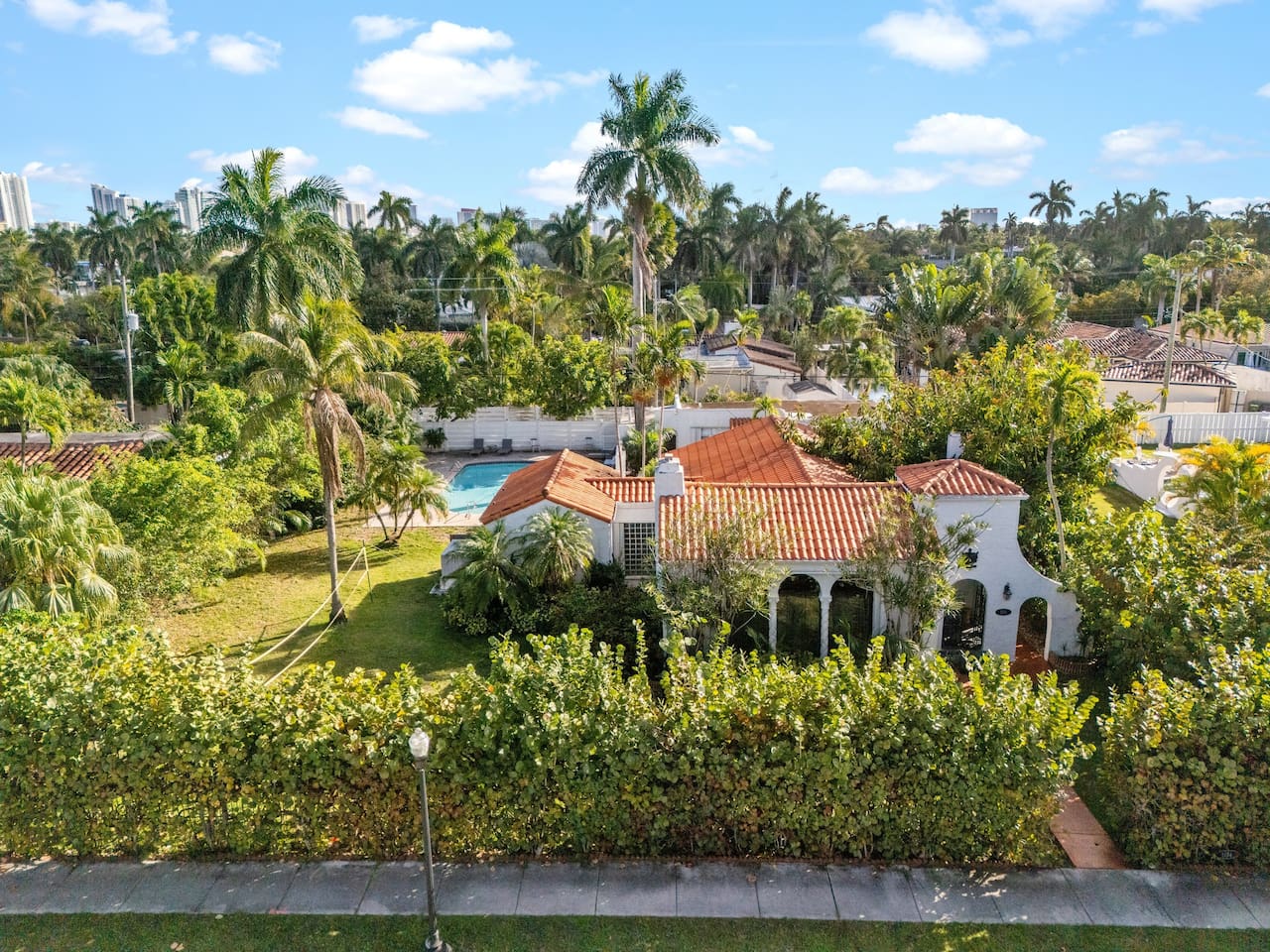 Spacious Hollywood oasis with huge garden & pool
