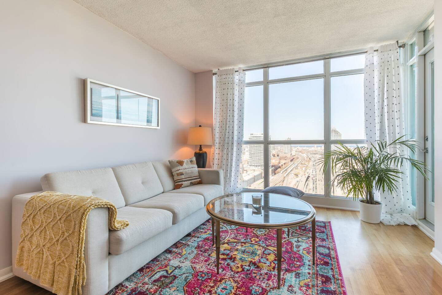 Lakeshore Luxury High Rise with Free Parking