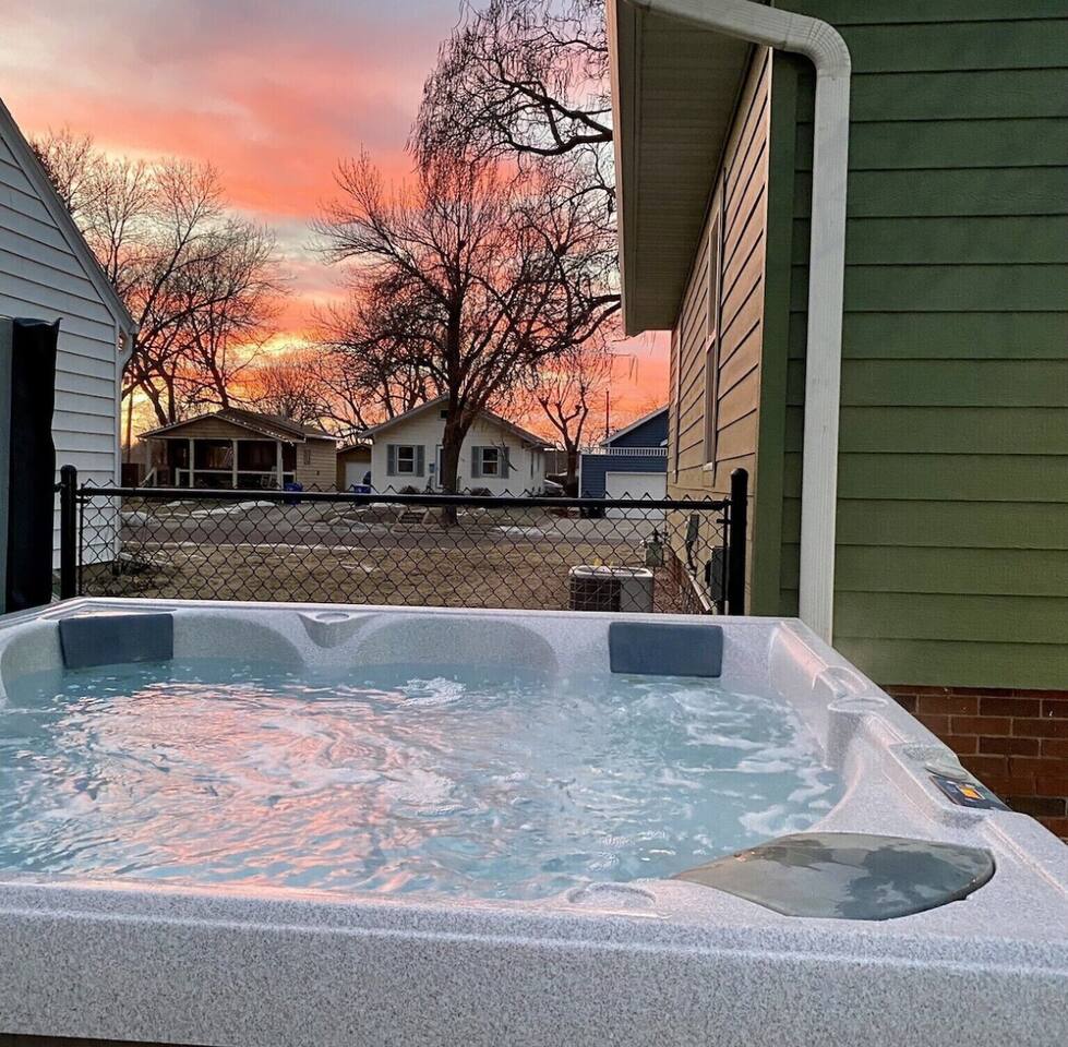 The Lounge: Hot Tub • 86" TV • Golf • Fenced Yard