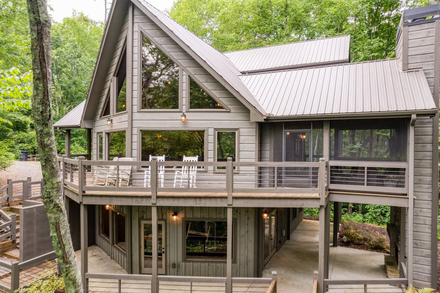 Summer escape! Creek View! Hot Tub! 4 Fireplaces