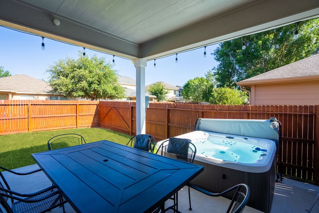 Enjoy Casa Blanca: Family Friendly, Hot Tub, & BBQ