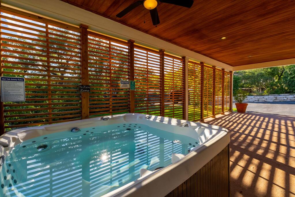 Cozy Chiquita Casita: Hot Tub & Modern Decor