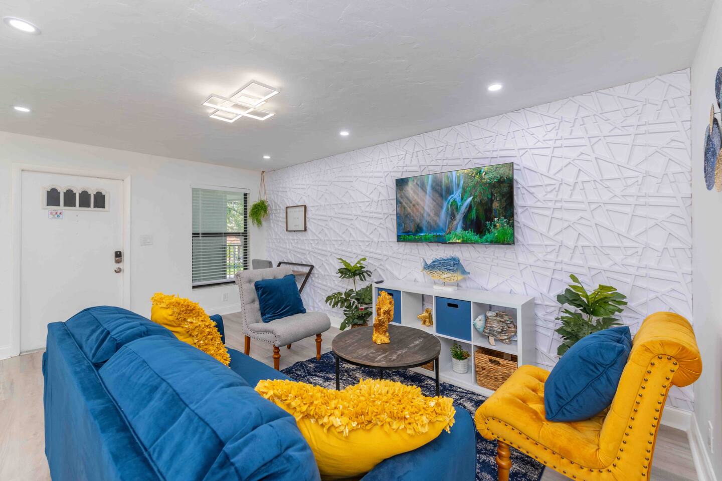 Luxe 2BR APT | Free Parking |Near Beach & Downtown