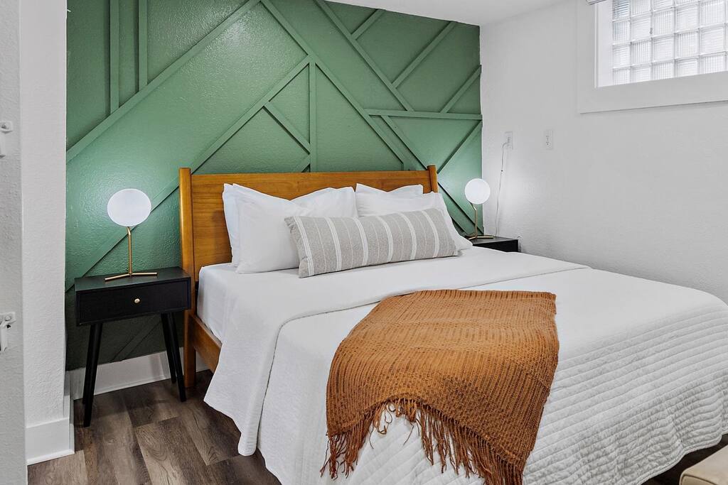 Cozy Studio Near Downtown in Historic Old NE