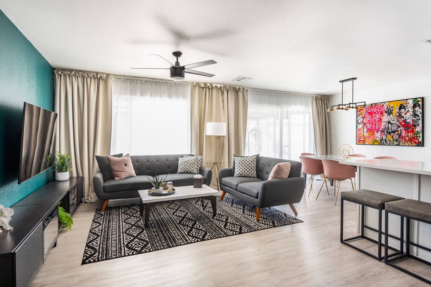 Stylish 3BR house next to Airport & Strip!