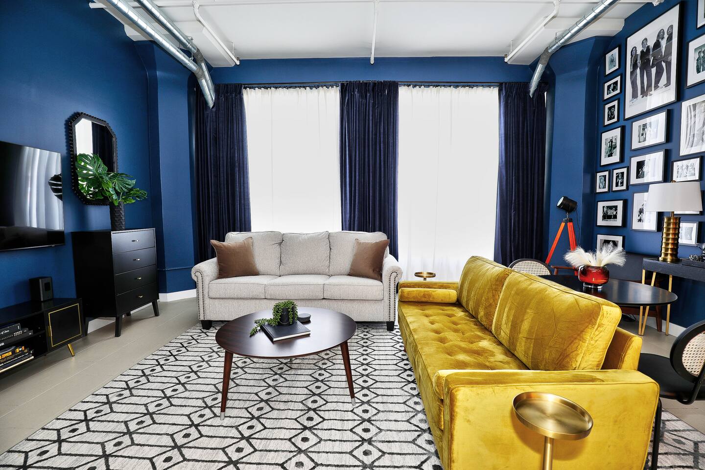 Live Like a Legend In DTLA + 360° Pool + Parking