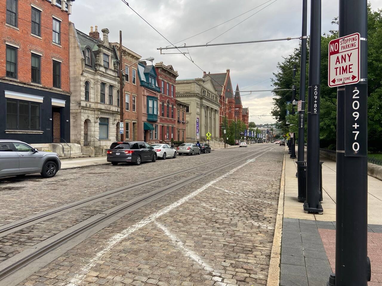 DowntownTownhouse-Sleeps 12-Park 3 Cars-Roof Patio